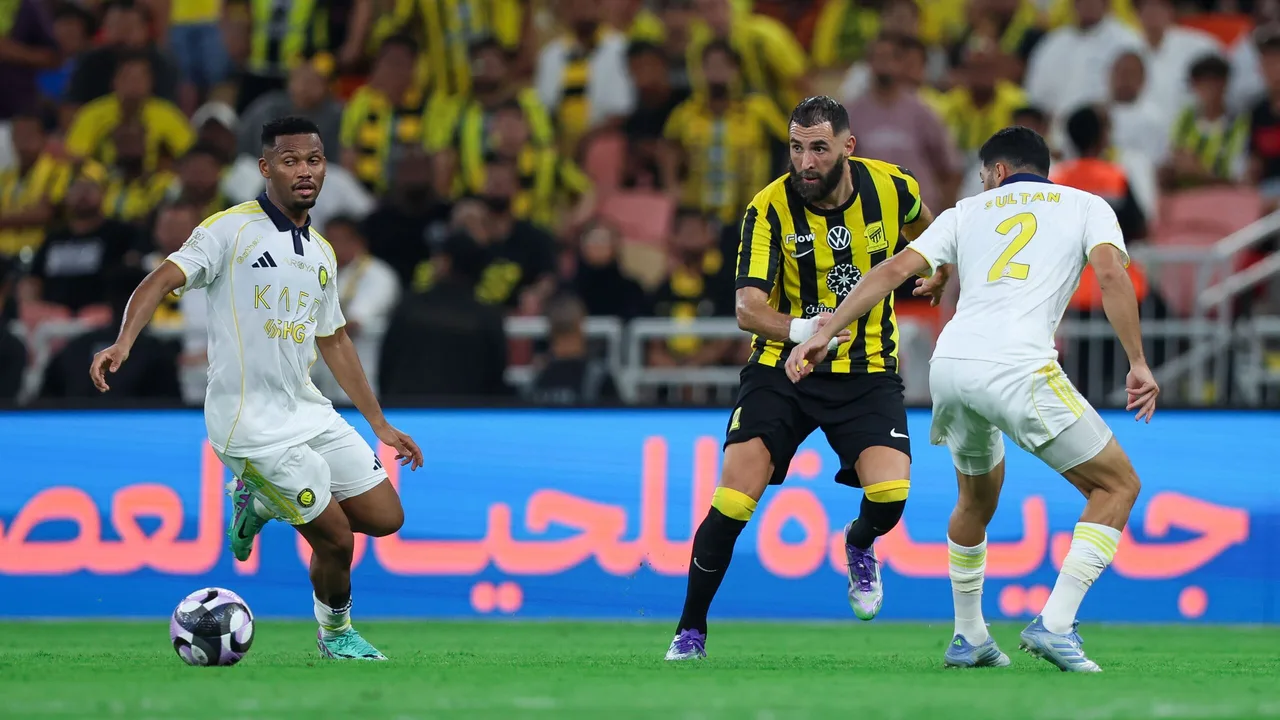 رحيل بنزيما عن الاتحاد.. أول رد رسمي من النادي السعودي يكشف الحقيقة